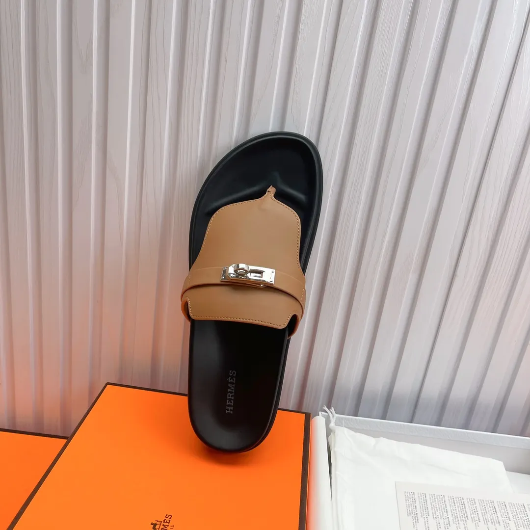 👟👟Ex-factory price 480👟👟 High version of Hermes 🐎The extremely popular couple's second uncle slippers/the latest snake print sandals and slippers, paired with various colorful socks, so trendy!  ———————— Upper: imported cowhide/Lining: imported cowhide Outsole: Tpu non-slip and wear-resistant outsole Female 36-46.